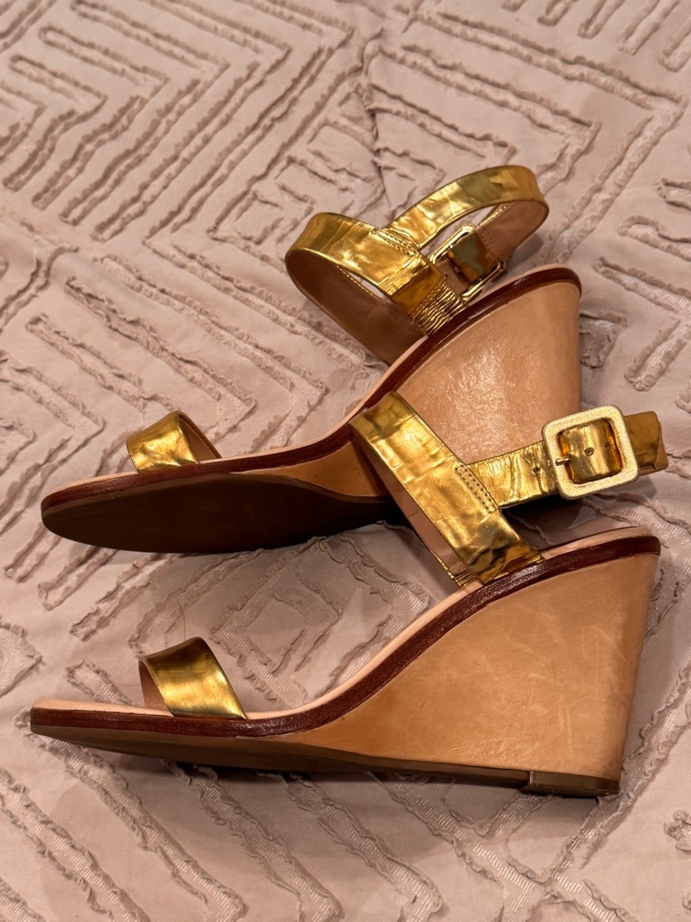 KATE SPADE Gold Metallic Leather Wedge Sandals, 8.5M - Picture 5 of 12